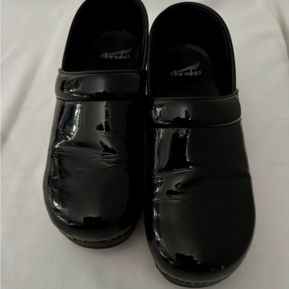 Dansko Black Patent Leather Staple Clogs Size 41 EUC - Picture 3 of 8